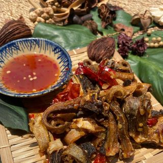 Hủ 350gr Cá đuối sấy giòn lắc mắm me tỏi ớt thơm ngon hấp dẫn
