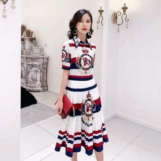 Đầm lụa họa tiết siêu trẻ trung.