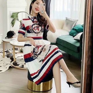 Đầm lụa họa tiết siêu trẻ trung.