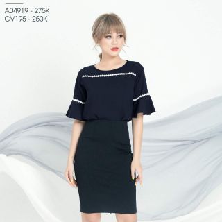 Chân váy bút chì đen trên gối xẻ sau