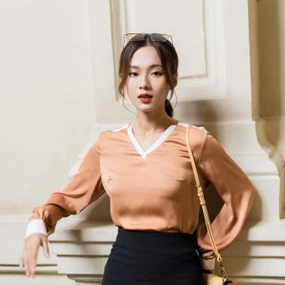 Chân váy bút chì đen trên gối xẻ sau
