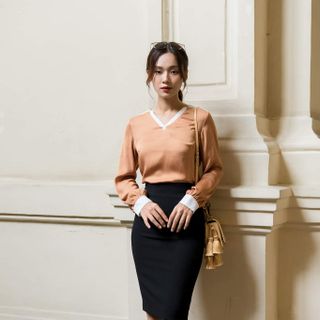 Chân váy bút chì đen trên gối xẻ sau