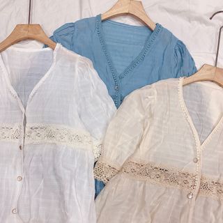 Áo kiểu cổ tim phối ren