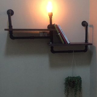 Kệ treo tường gỗ kệ ống nước kiêm đèn vintage chất liệu ống sắt nội thất ống nước trang trí