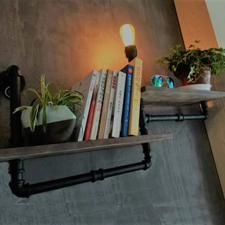 Kệ treo tường gỗ kệ ống nước kiêm đèn vintage chất liệu ống sắt nội thất ống nước trang trí