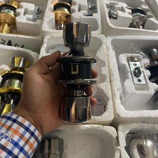 Khoá tay nắm tròn