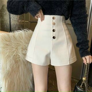 Quần short cạp cao phối khuy trang trí