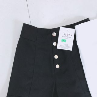 Quần short cạp cao phối khuy trang trí