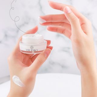 Kem dưỡng trắng da mặt Truesky chiết xuất ngọc trai hồng y 10g