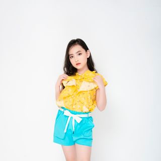 Bộ bé gái áo và quần sooc xanh có đai ren - BSK04