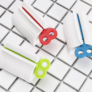 Dụng cụ vuốt kem đánh răng tránh lãng phí