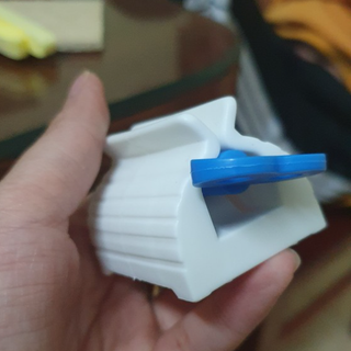 Dụng cụ vuốt kem đánh răng tránh lãng phí