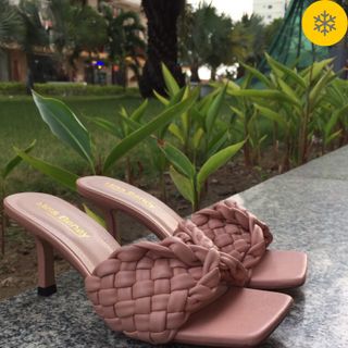 Dép quai ngang mũi vuông