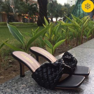 Dép quai ngang mũi vuông