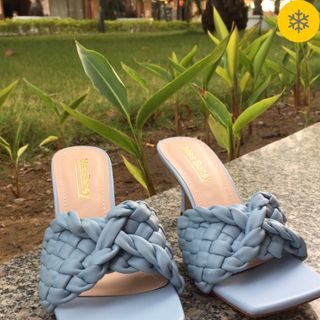 Dép quai ngang mũi vuông