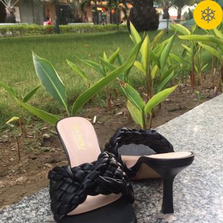 Dép quai ngang mũi vuông