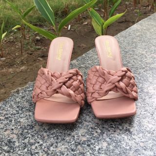 Dép quai ngang mũi vuông