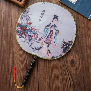 quạt cầm tay mẫu cổ trang - ngẫu nhiên mẫu.