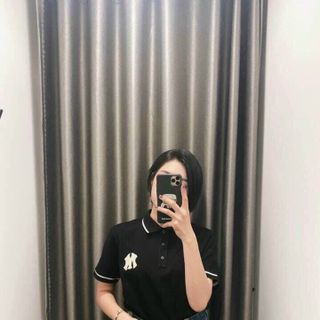 Áo thun cổ bẻ thêu phối trắng đen