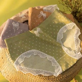 Quần lót viền ren chấm bi