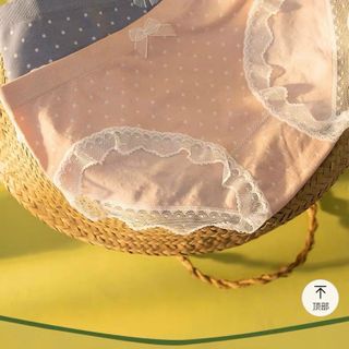 Quần lót viền ren chấm bi