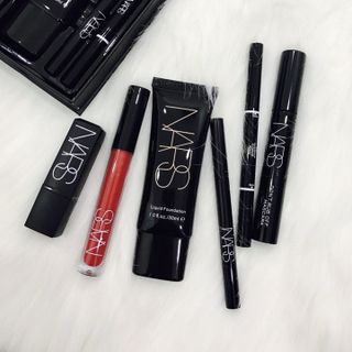 Bộ mỹ phẩm trang điểm Narss ...với 6 món makeup: son lì,son kem,Mascara,Kẻ mắt,chì mày ngang,kem nền giá sỉ