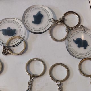 Móc khóa trong nhìn 2 mặt