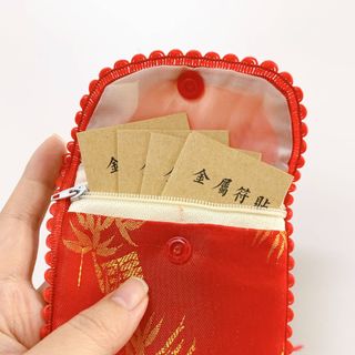 Túi gấm đỏ đựng vòng, linh phù