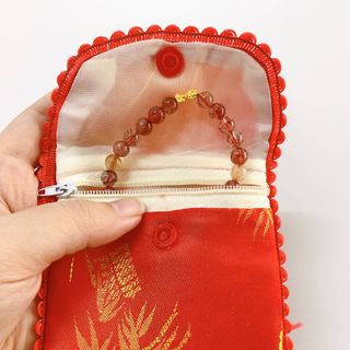 Túi gấm đỏ đựng vòng, linh phù