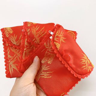 Túi gấm đỏ đựng vòng, linh phù