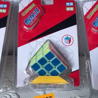 Rubik dạ quang có giá đỡ