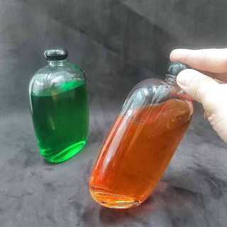 Chai thủy tinh dẹp 350ML mẫu bầu dục nắp nhựa đen tròn - Vỏ chai thủy tinh dẹt 350ML – Chai thủy tinh đựng dầu dừa , rươu, thức uống, mỹ phẩm, dược phẩm