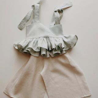 Áo croptop xếp bèo, vai cột nơ.