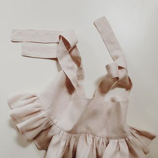 Áo croptop xếp bèo, vai cột nơ.