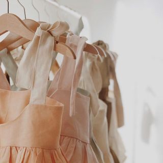 Áo croptop xếp bèo, vai cột nơ.
