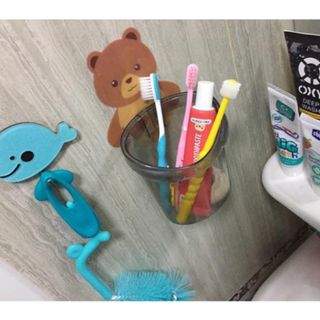 Cốc gấu dán tường đựng bàn chải kem đánh răng