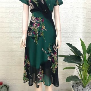 ĐẦM XÒE HỌA TIẾT HOA CỔ V CHẤT LIỆU LỤA CAO CẤP SANG CHẢNH QUÝ PHÁI