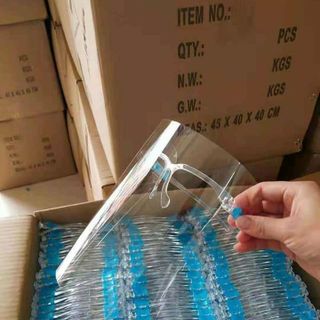 Kính chống dịch có gọng