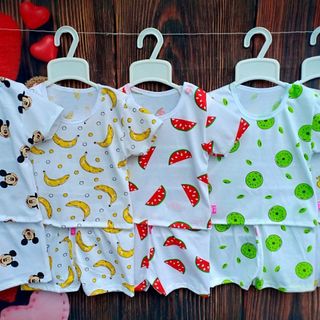 Bộ cotton nền trắng in kín thân cộc cúc vai