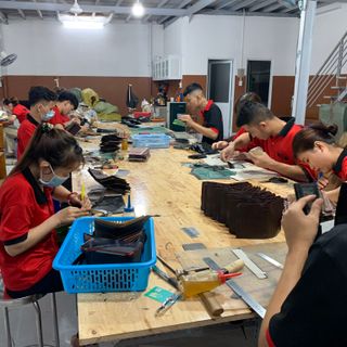 Tìm nhà phân phối đầu ra cho ngành ví , dây lưng , túi đeo chéo ... da bò và cá sấu