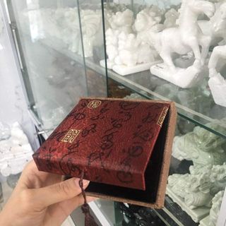 Hộp gấm đựng vòng