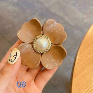 Cặp ngoạm tóc hoa trà.