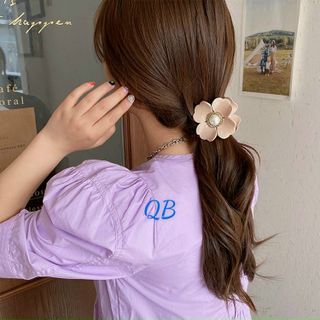 Cặp ngoạm tóc hoa trà.