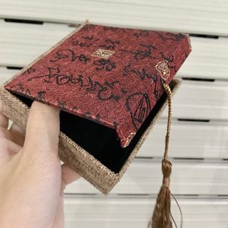 Hộp gấm đựng vòng