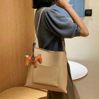 Túi đeo chéo nữ kèm phụ kiện ngựa siêu xịn sò