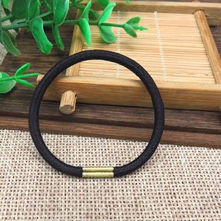 Cột tóc đen mix kim loại