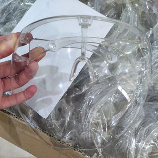 KÍNH CHỐNG GIỌT BẮN COVID