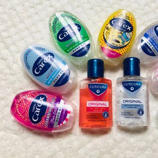 Gel rửa tay khô Cuticura và Carex Anh Quốc