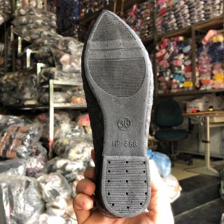 Giày nhựa nữ màu đen không thấm nước 568 giá rẻ