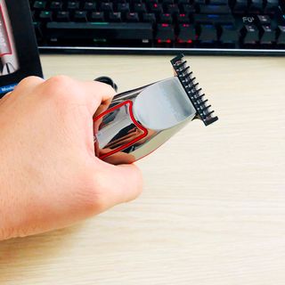 Tông đơ cắt tóc cho bé và người lớn
